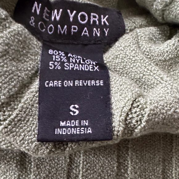 Green Ribbed Turtleneck Sweater - Picture 2 of 4